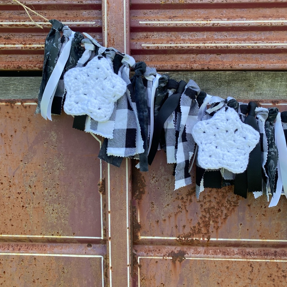 Black & White Farmhouse Garland with Buffalo Plaid and 2 sets of Crochet Stars - Picture 11 of 12